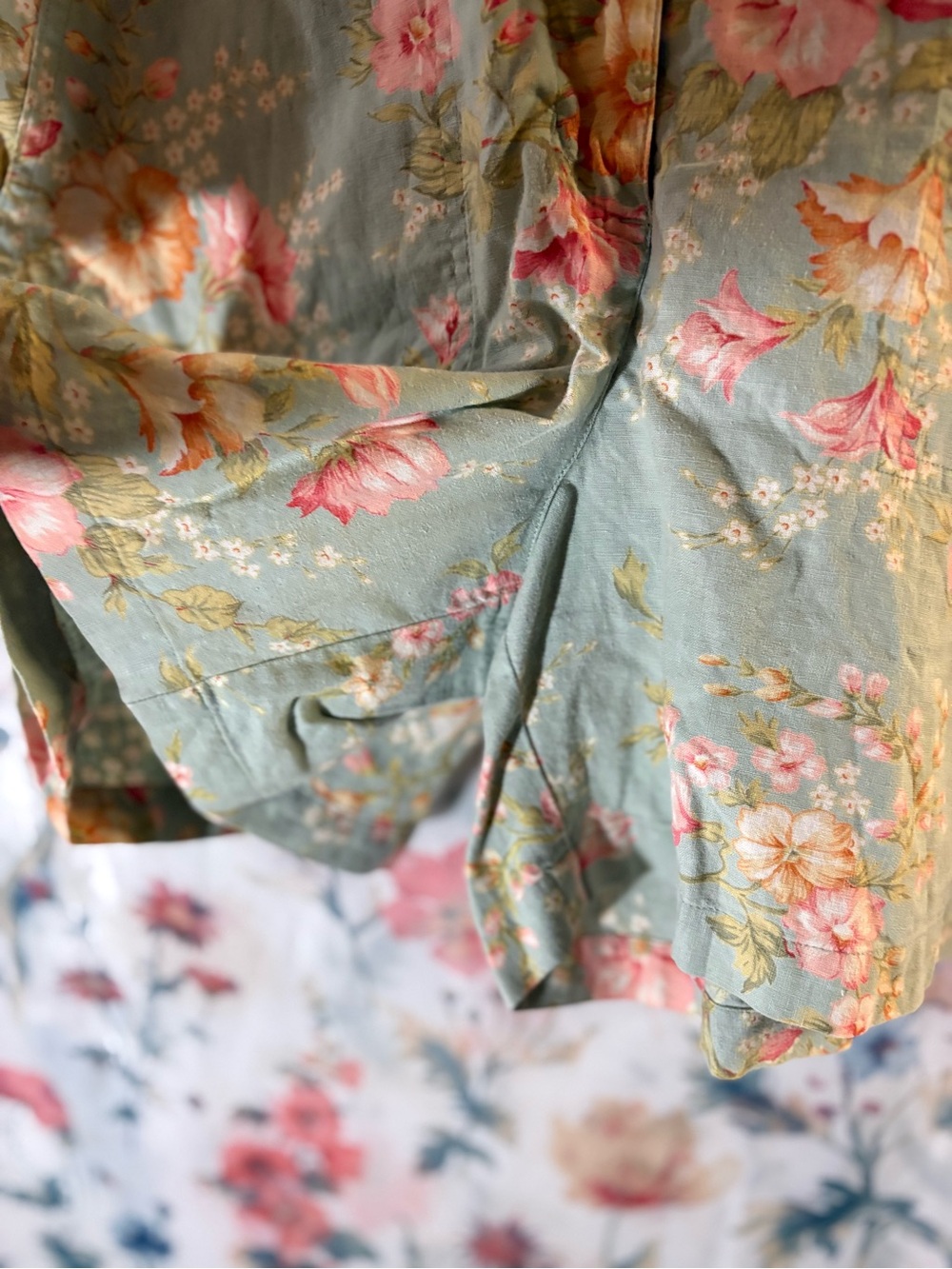Vintage Jones New York Sport Floral Linen-Cotton Shorts  in Light Blue and Pink - Picture 3 of 8